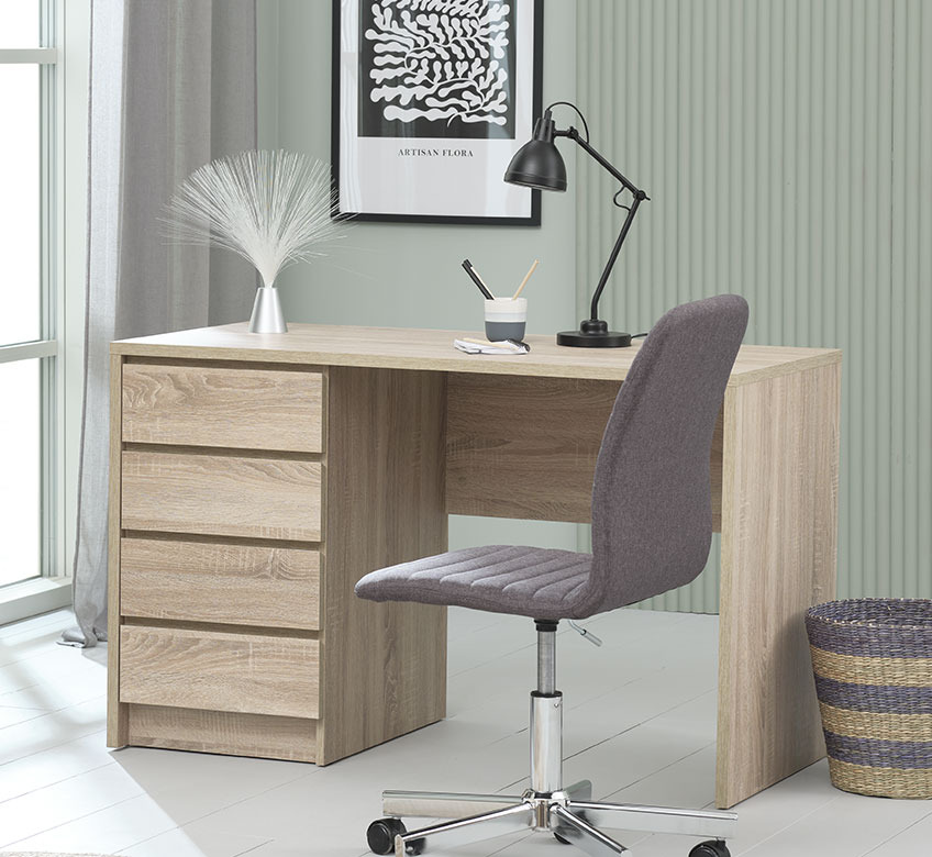 Bureau avec lampe de table, chaise de bureau et corbeille à papier 
