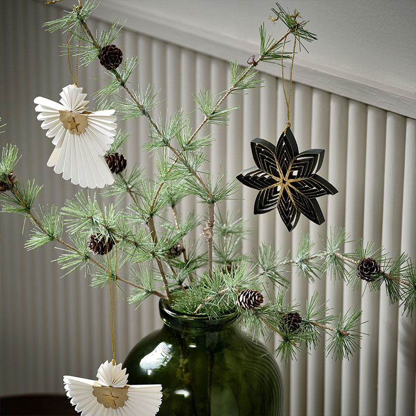 Branches de sapin artificiel avec cônes de sapin et décor de Noël scandinave