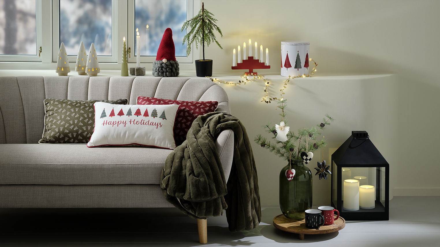 Salon agréable décoré d'un décor de Noël scandinave 