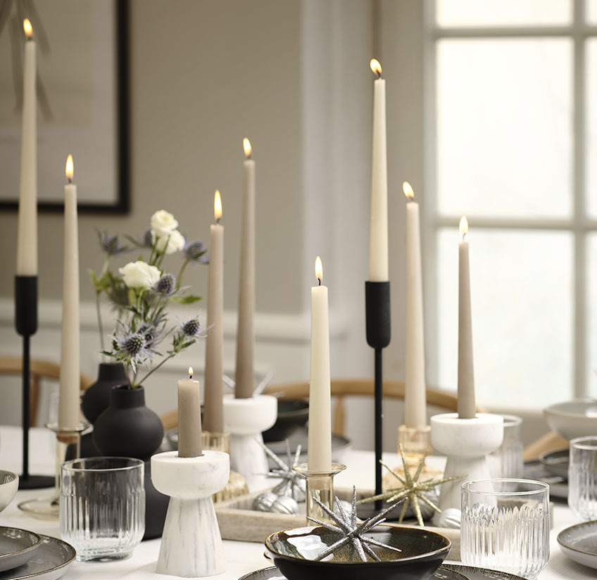 Chandeliers, bougies et décorations sur une table de réveillon 