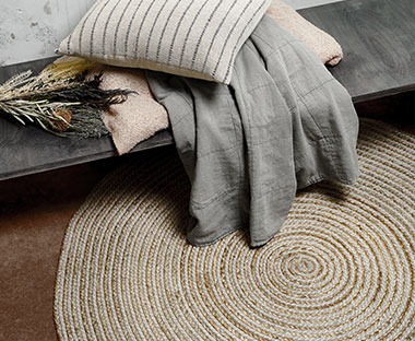 Rond tapijt gemaakt van jute en katoen
