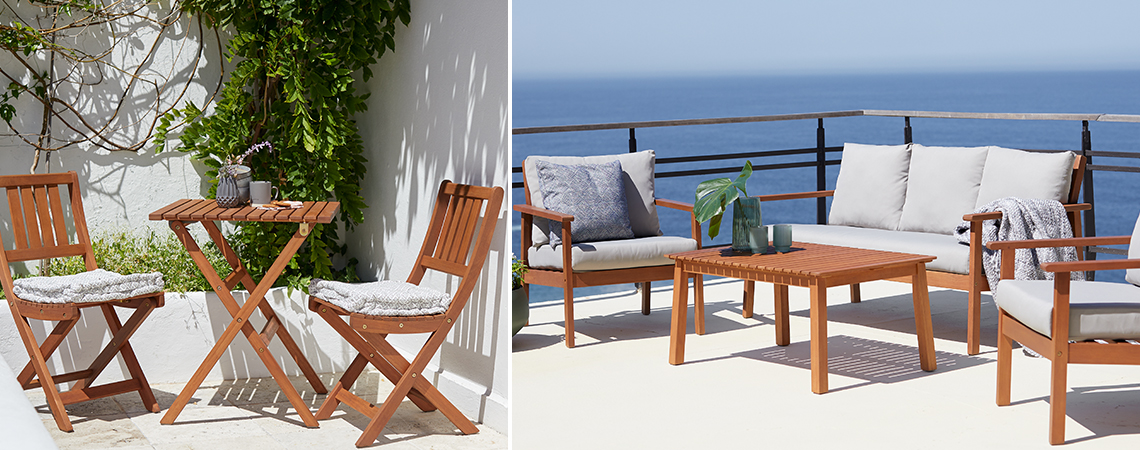  Houten tuinbistro met tafel en 2 stoelen op een terras en houten loungeset op een balkon aan de oceaan