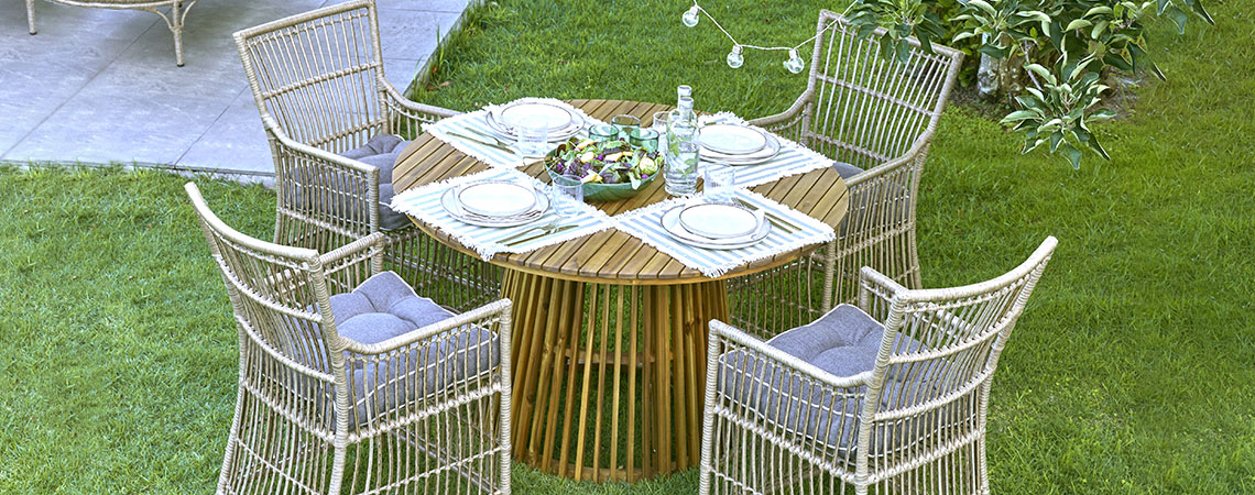 Table de jardin ronde avec quatre chaises de jardin