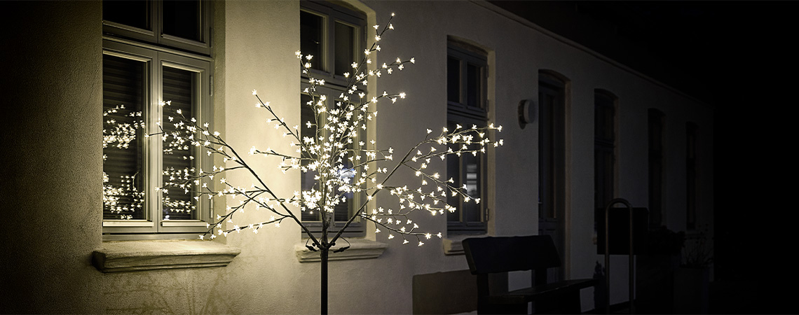 LED-lichtboom buiten huis in de winter 