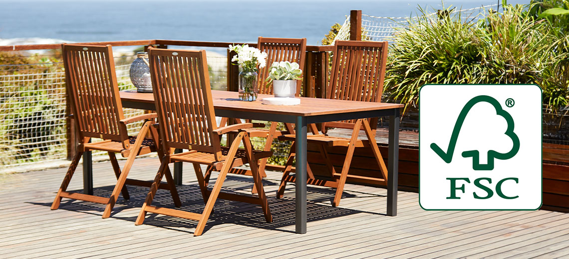 Mobilier de jardin en bois dur certifié FSC tels qu’une table de jardin ou des chaises de jardin avec logo FSC 