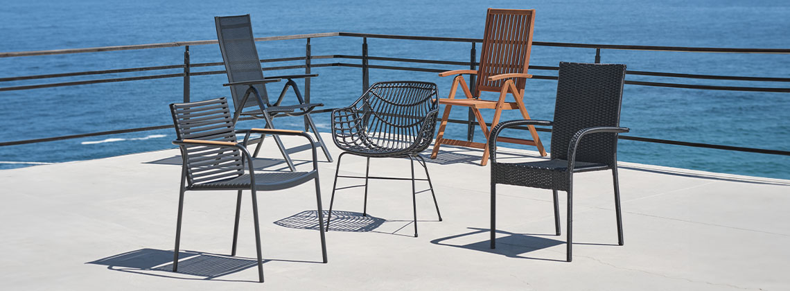 5 chaises de jardin différentes sur une terrasse avec vue mer