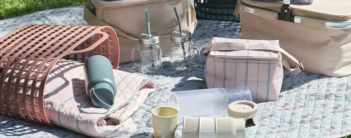 Benodigdheden voor buiten en picknick, zoals mokken, drinkglazen, koeltassen en picknickdekens
