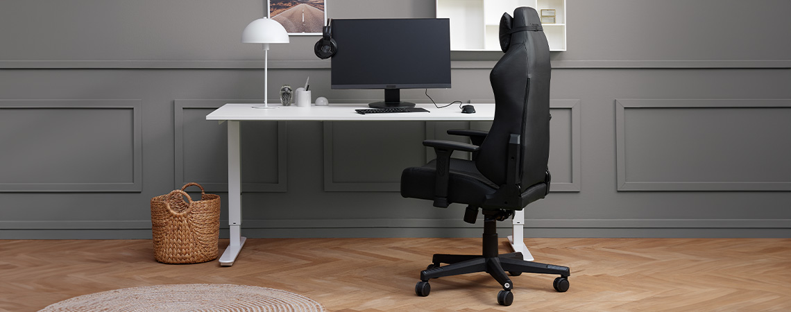 Stijlvolle, strakke en ergonomische gamingstoel bij een bureau met monitor en headset