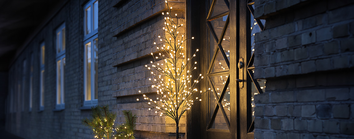 Kerstverlichting voor buiten, zoals een LED-lichtboom bij de voordeur van het huis