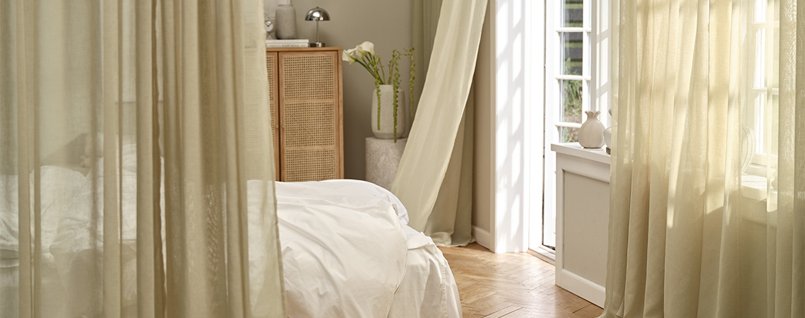 En savoir plus sur la manière de choisir les bons rideaux ou les bons stores pour votre maison Rideaux suspendus à des tringles à rideaux devant les fenêtres de la salle à manger