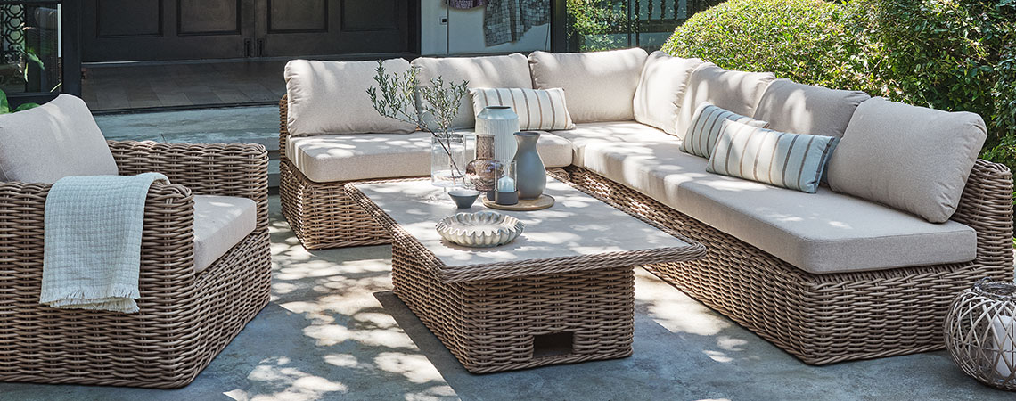 Tuinloungeset van polyrotan op een terras