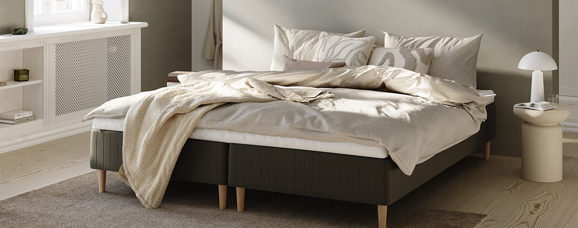 Tweepersoonsbed met temperatuurregelende dekmatras en beddengoed 