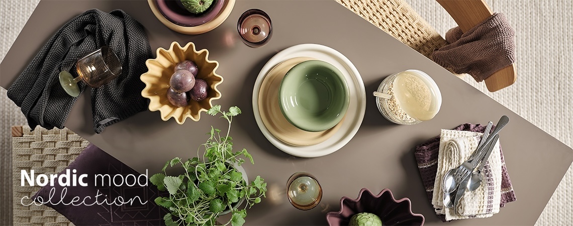 Table avec assiettes, verres et bols colorés