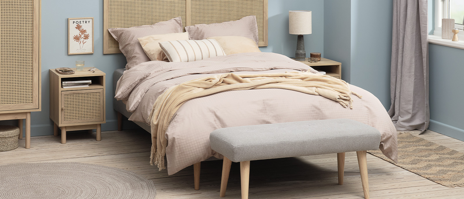 Matelas à ressorts avec linge de lit dans une chambre à coucher