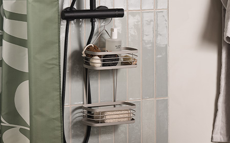 Des solutions de rangement pour les petites salles de bain pour un espace mieux organisé