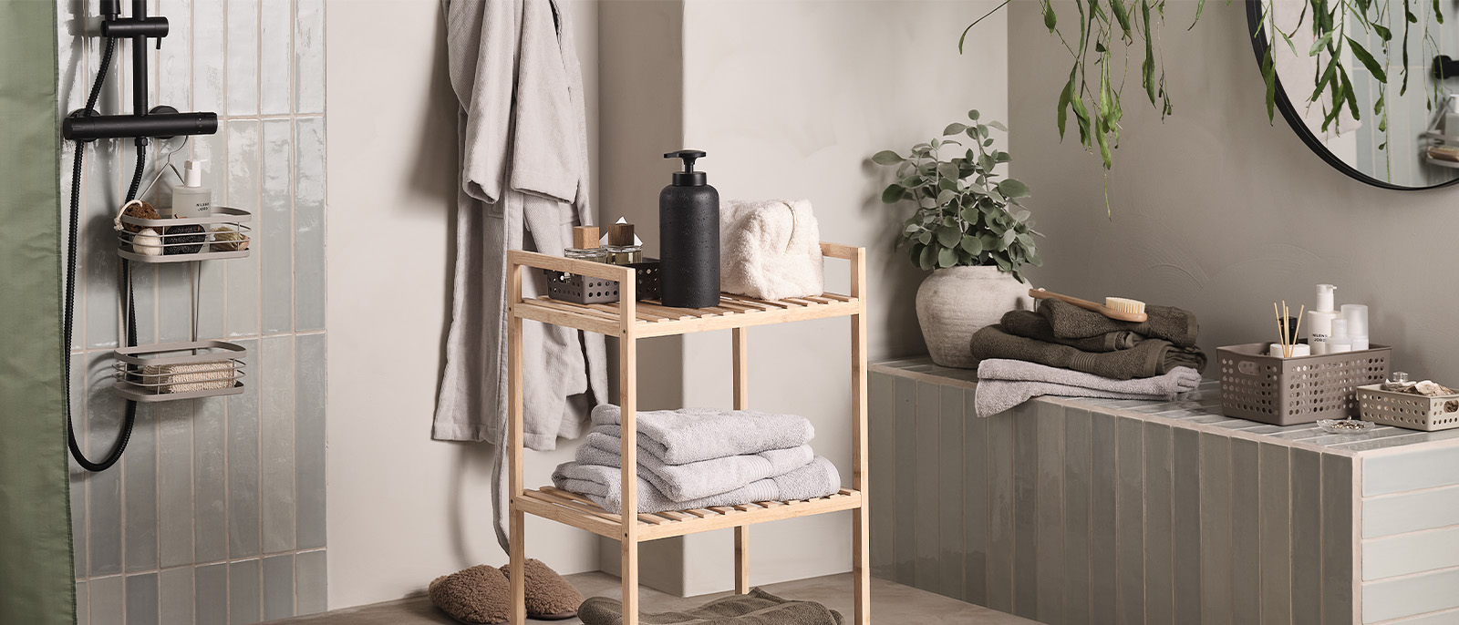Découvrez des solutions de rangement idéales pour votre salle de bain Des idées de rangement de salle de bain comme des étagères de douche et du petit mobilier de rangement