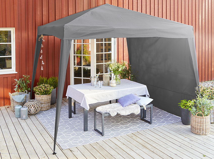 Tonnelle JERUP avec banc SAUNTE et paniers SANSEBIE Tonnelle sur un patio