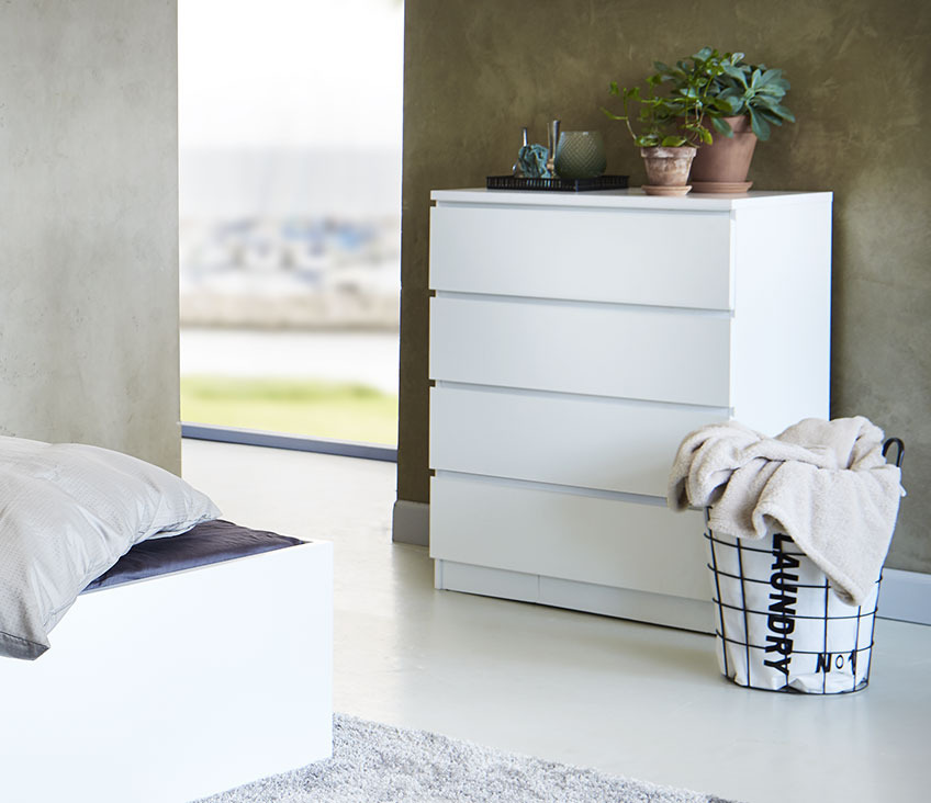 Grande commode dans une chambre à coucher