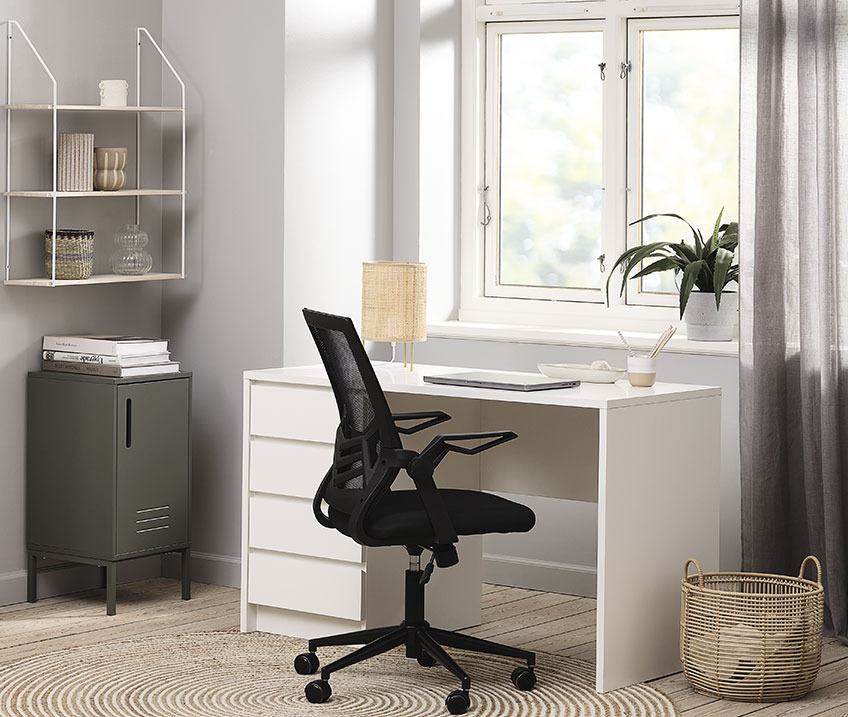 Wit bureau met tafellamp, bureaustoel en prullenbak 