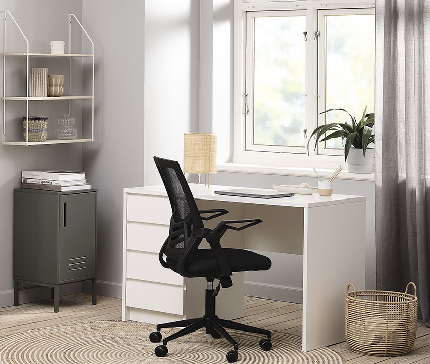 Bureau blanc avec lampe de table, chaise de bureau et corbeille à papier