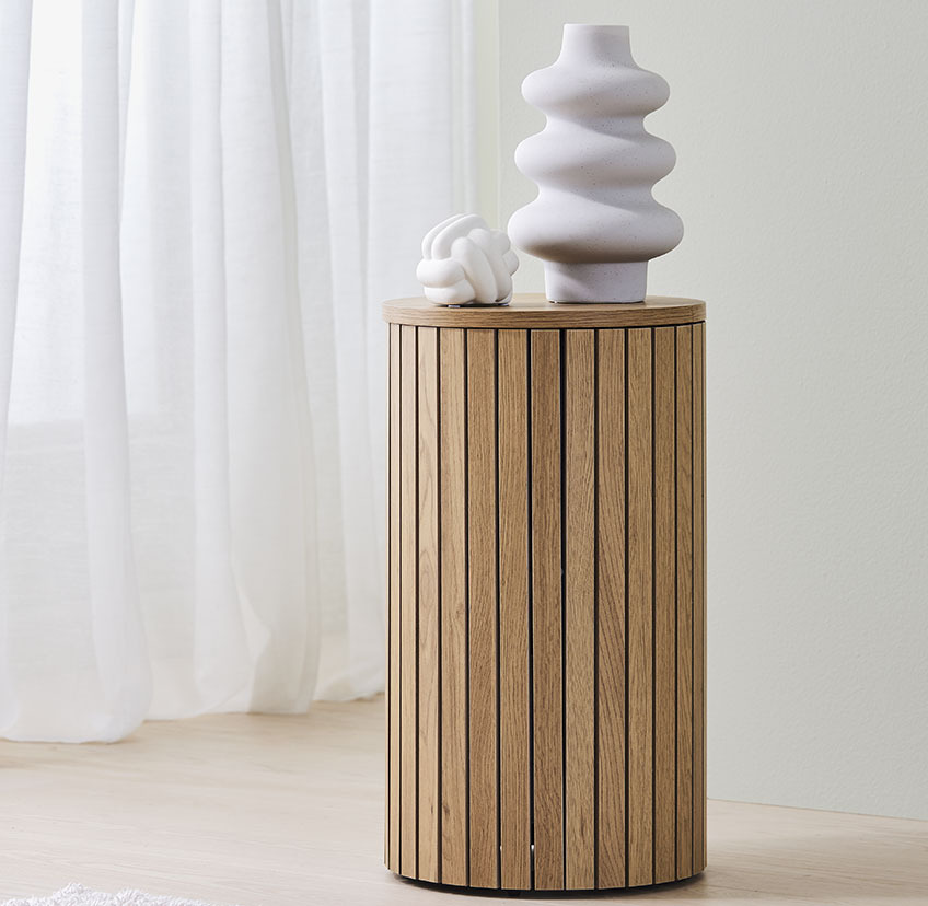 Piédestal en bois de chêne avec vase blanc