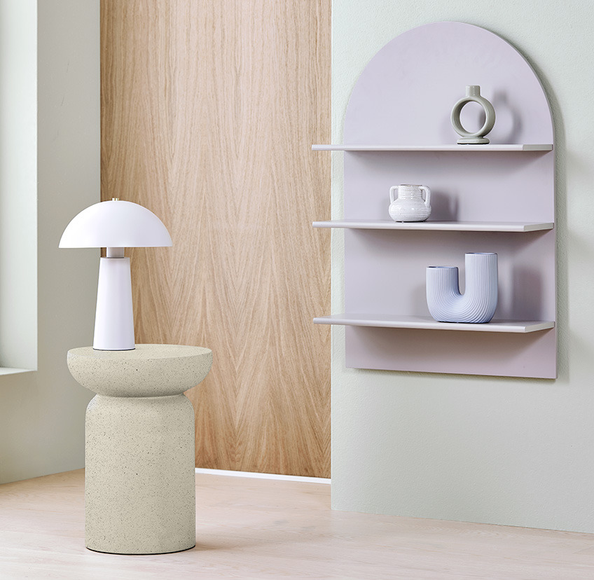 Kleine beige bijzettafel, witte klassieke lamp en grijze wandplank met drie planken