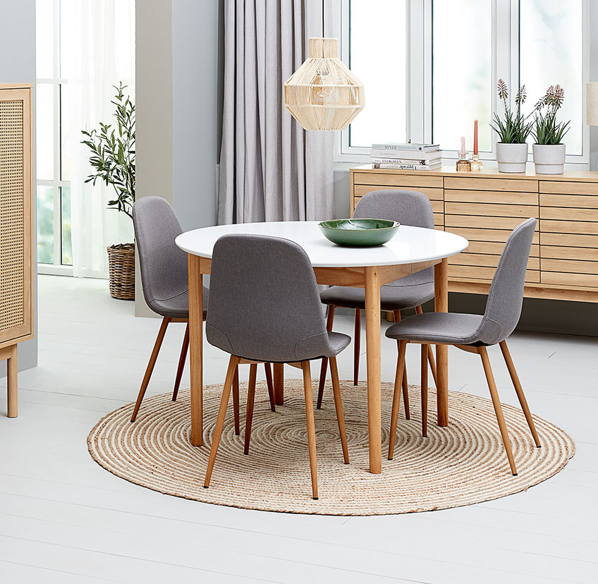 Chaise de salle à manger grise avec pieds en acier et table de salle à manger ronde en blanc et chêne