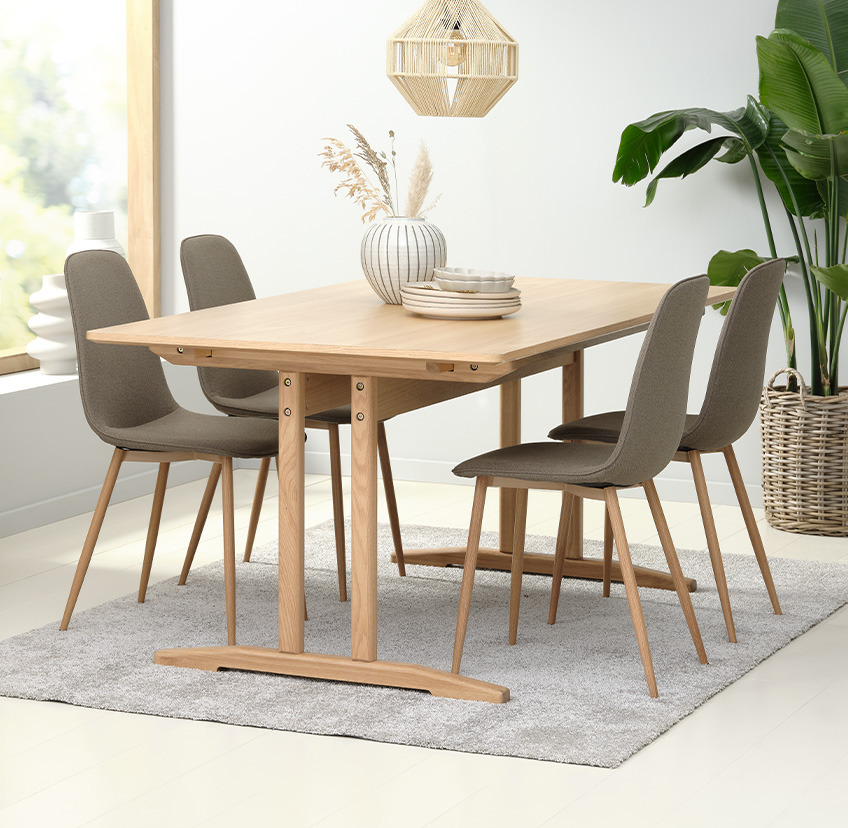 Olijfgroene eetkamerstoelen rond een tafel in een woonkamer