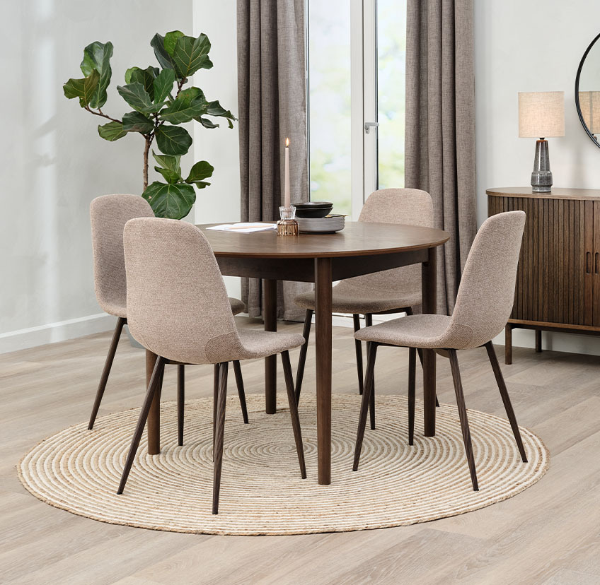 Chaise de salle à manger beige avec pieds en acier foncé et table de salle à manger ronde en chêne foncé
