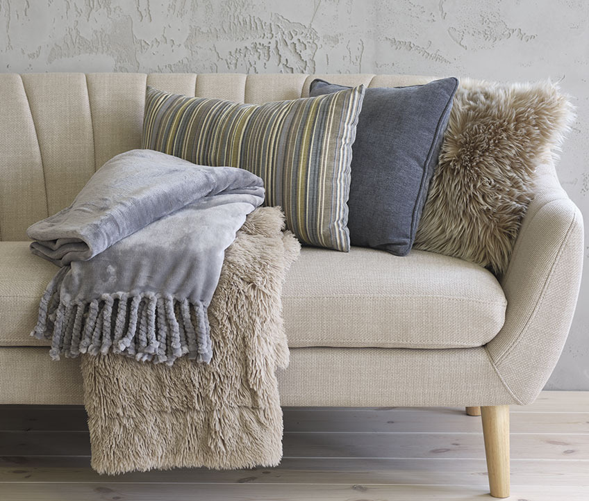 EGEDAL zitbank met BONDEROSE fleeceplaid in het blauw, MYRFIOL plaid uit imitatiebont, KORALLROT gestreept sierkussen, HORNFIOL blauw sierkussen en TAKS sierkussen uit imitatiebont Canapé met fleeceplaid, gestreept en blauw kussen en een kussen uit imitatiebont