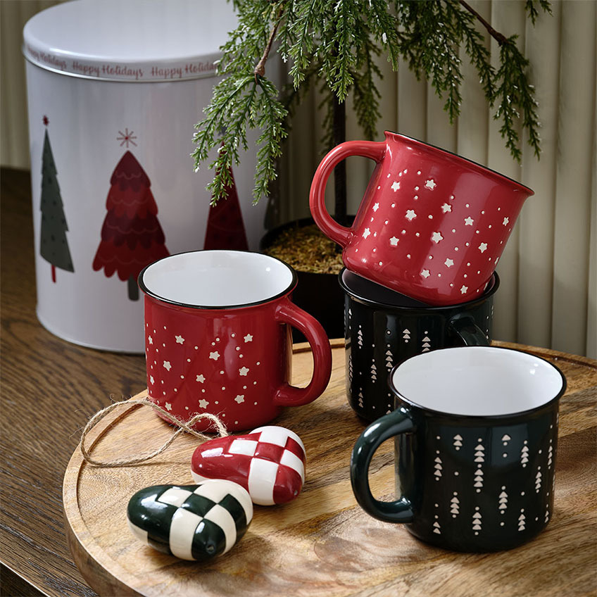 Tasses de Noël festives en rouge et vert avec des motifs de fêtes et des décorations de Noël en forme de cœur 