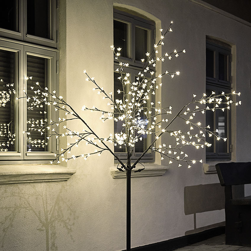Grote LED-lichtboom die het huis verlicht 
