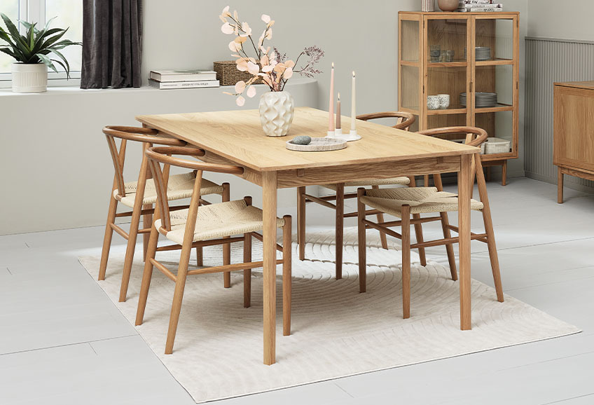 Uitschuifbare eettafel in massief eiken en eetkamerstoelen in massief eiken