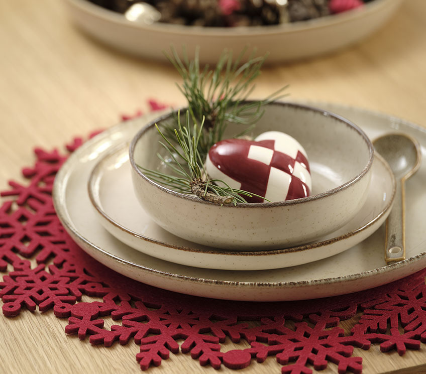 Set de table rouge avec assiettes, bol et décoration 