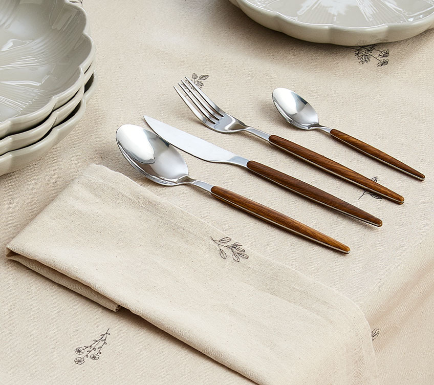 Couverts REMI, nappe ENGFIOL et serviette ENGFIOL Set de couverts rétro avec poignées en bois sur nappe beige clair