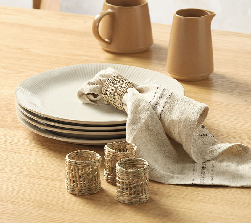 Assiette en grès STEFFEN, serviette en tissu KASTANIE, ronds de serviette PATRICK, tasse et pot à lait OLLE Assiettes cannelées en grès, serviette en tissu, ronds de serviette, tasse et pot à lait assortis