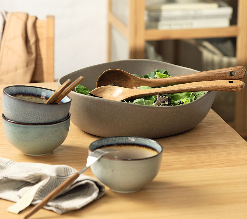 Couverts à salade KRESTIAN en bois d'acacia massif et bol en grès VEGARD Saladier en grès gris avec service à salade en bois d'acacia massif sur table de salle à manger