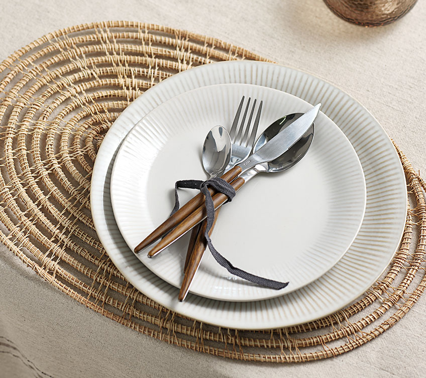 Ensemble de couverts REMI, assiette cannelée en grès STEFFEN et set de table STRANDGLIM Assiettes et couverts cannelés en grès avec poignées en bois sur set de table