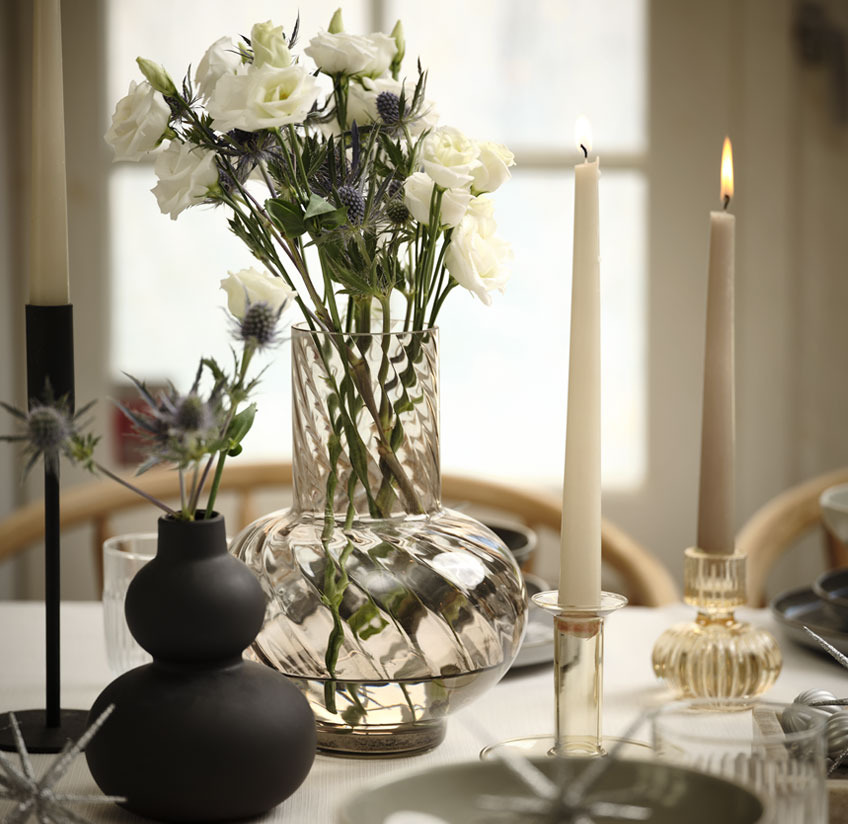 Zwarte vaas en glazen vaas met bloemen op een nieuwjaarsborrel 