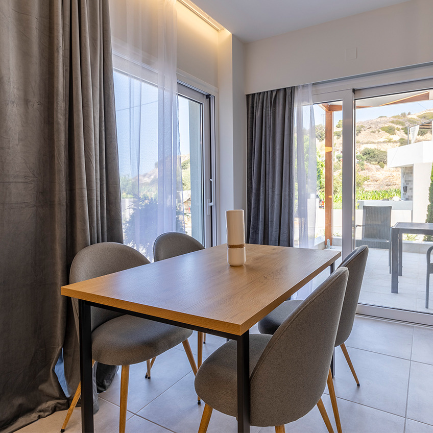 Salle à manger meublée avec table, chaises et accessoires