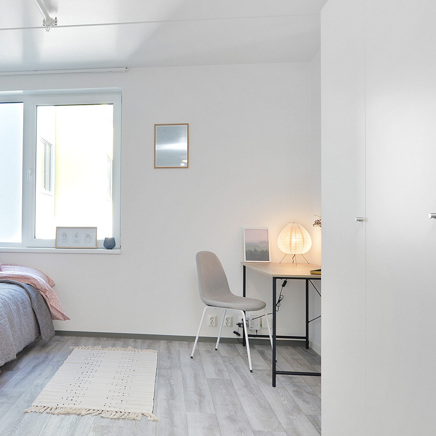 VANDBORG bureau Gemeubileerde slaapkamer met bureau, stoel en decoraties