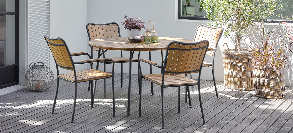 Mobilier de jardin en bois dur : table de jardin ronde et quatre chaises de jardin fabriquées en bois certifié FSC