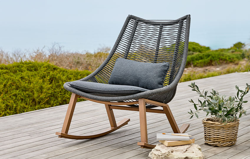 Fauteuil lounge en corde en tissu sur une terrasse