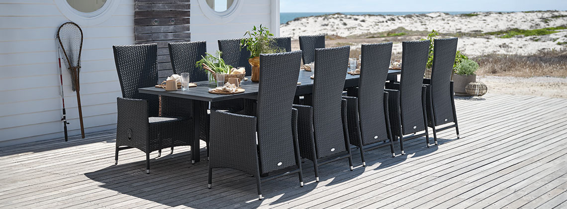 Grote tuintafel en stoelen voor 10 of 12 personen op patio bij het strand 