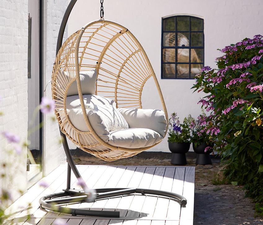 Hangstoel met standaard op patio