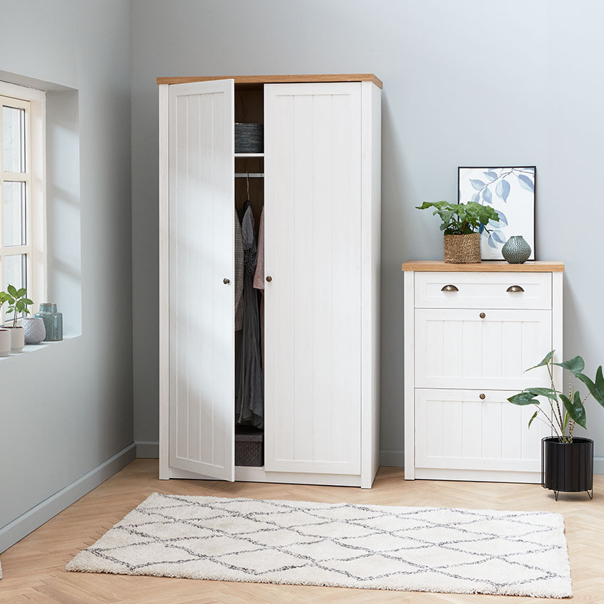 L’armoire et la commode sont d'excellents meubles de rangement.