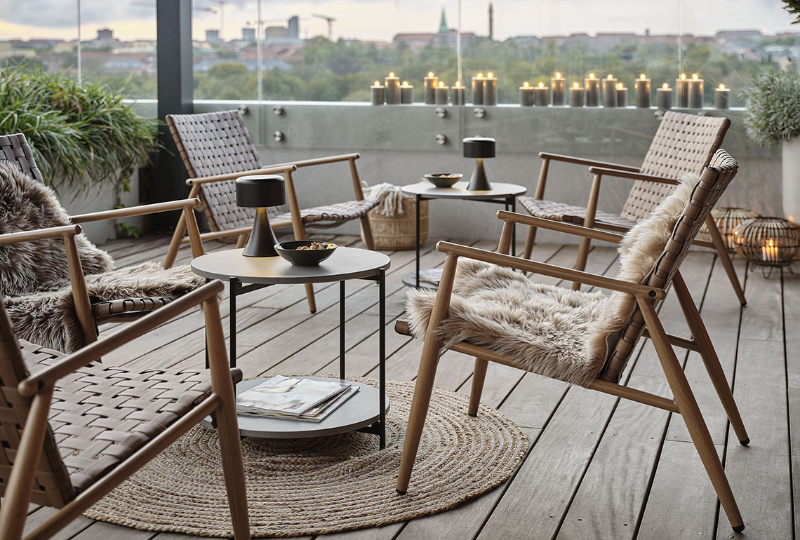 Tables et fauteuils lounge de jardin dans un balcon confortable
