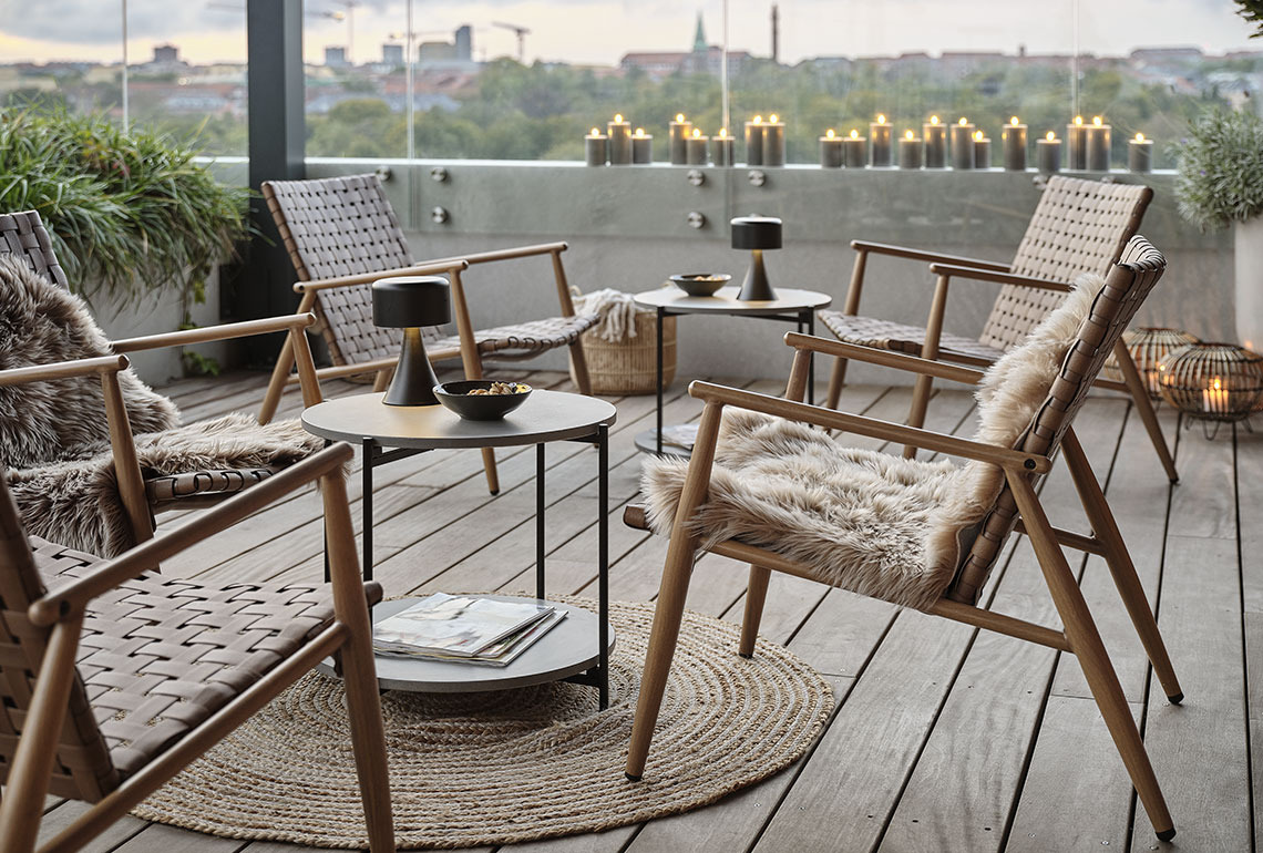 Tuinstoelen en tafels op een gezellig balkon 