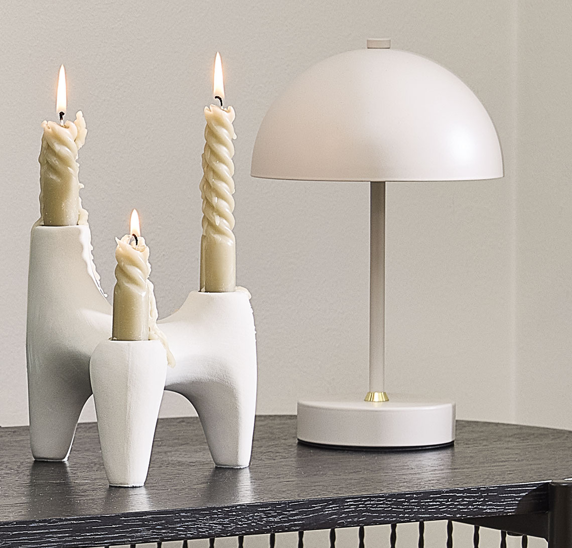 Lampe à piles et bougeoir avec bougies torsadées