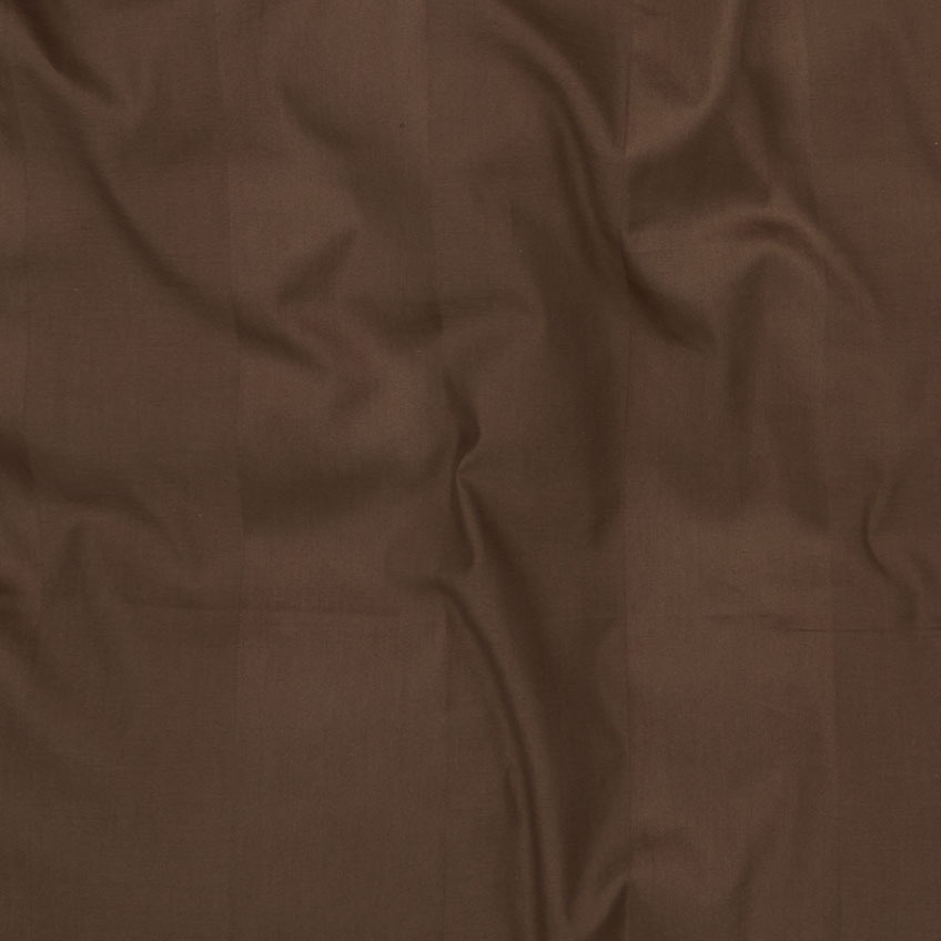 Close-up van chocoladebruine dekbedovertrekset en katoenen beddengoed met dekbedovertrek en kussensloop 